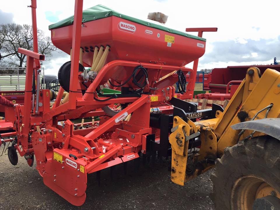 Hooklifter in use on jcb telehandler