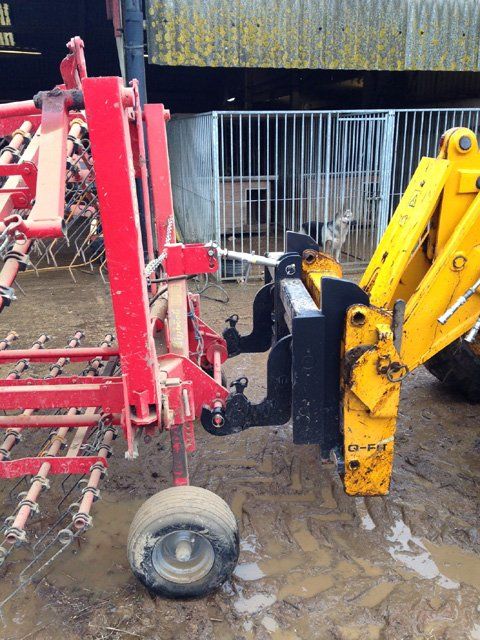 Three point linkage headstock in use on JCB LOADALL