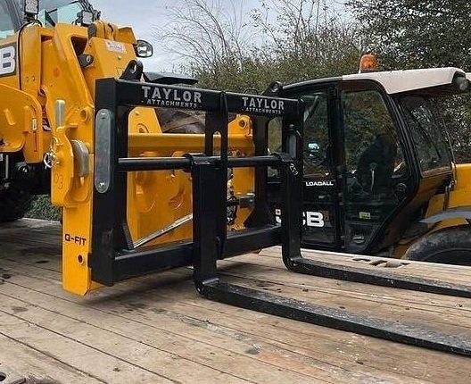 Floating Pallet Fork Frame Attachment ON JCB Handler
