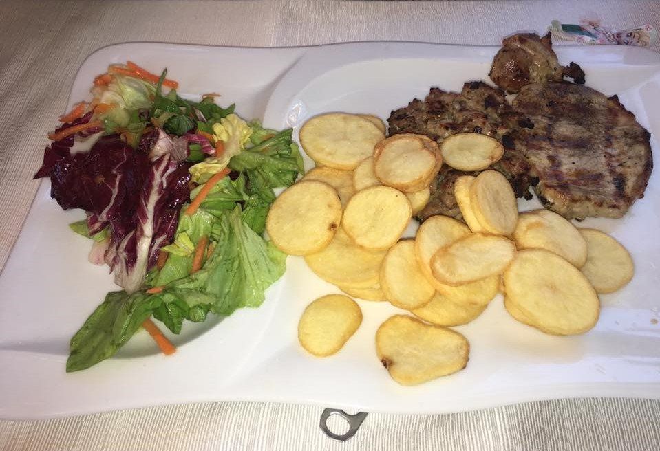 Carne alla griglia e patate