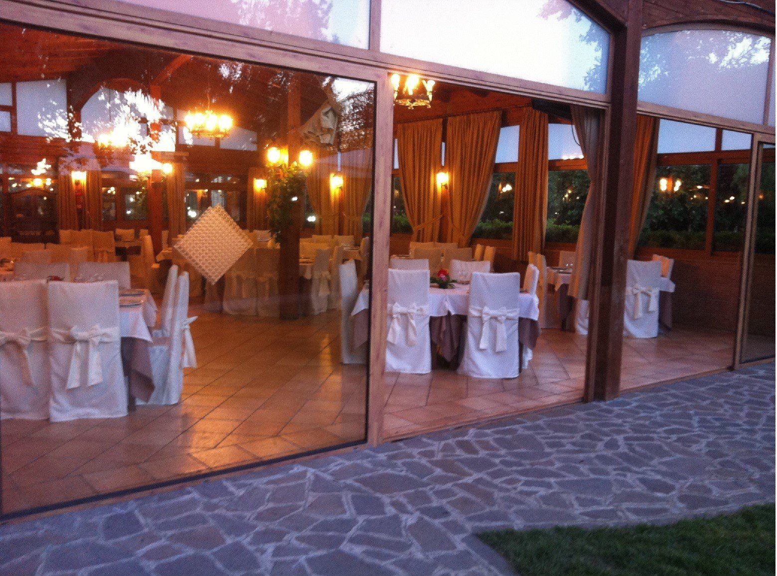Grande vetrata per ristorante