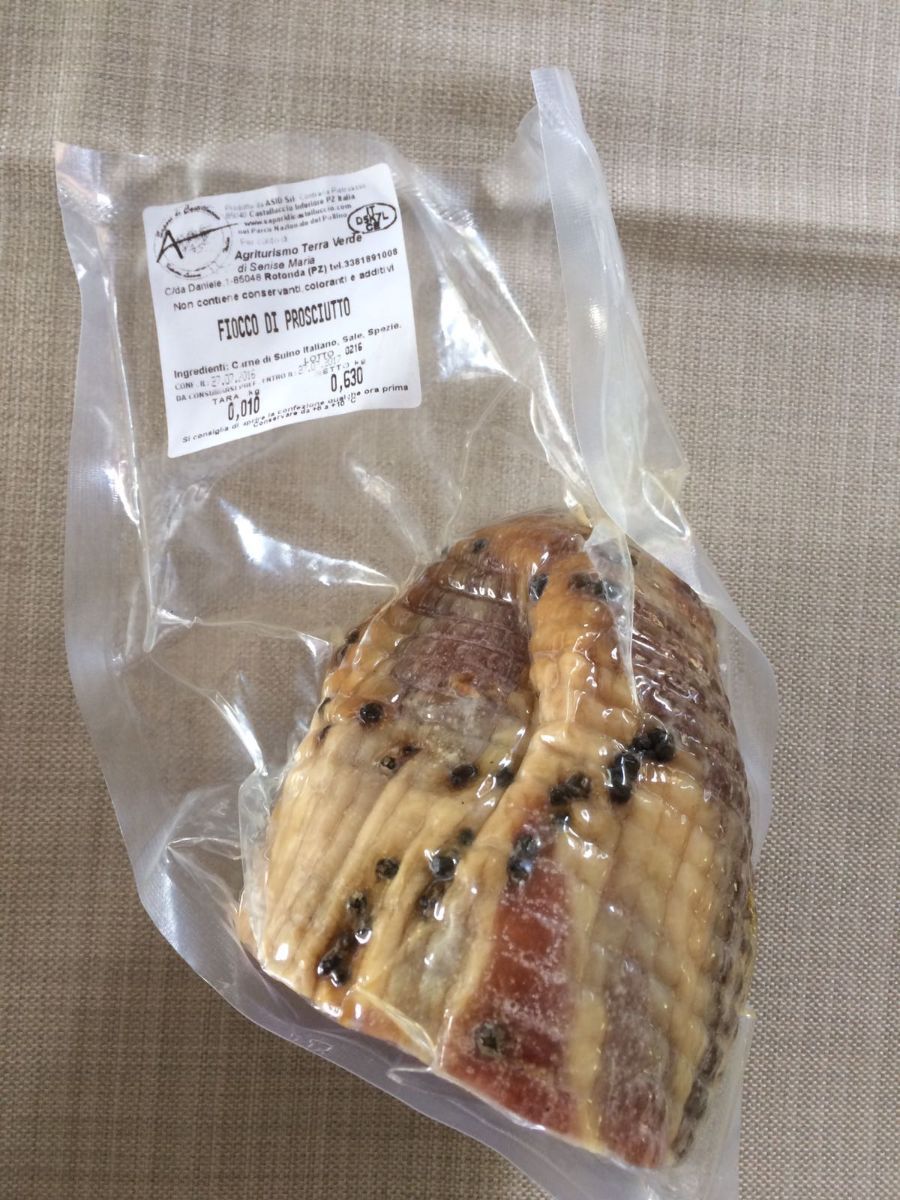 Pezzo di pesce affumicato confezionato sottovuoto in un imballaggio di plastica trasparente con etichetta