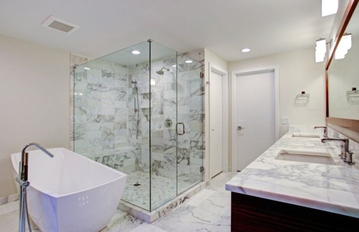 bagno con rivestimenti in marmo