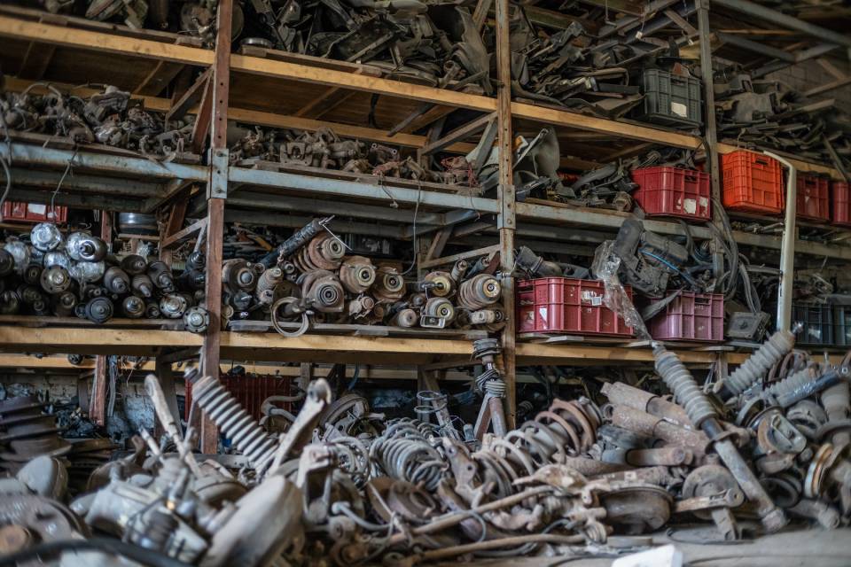 deposito componenti motore auto