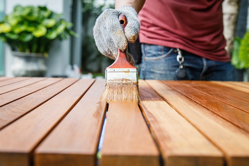 applicazione di impregnante per legno