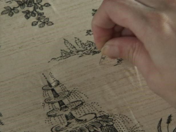 Removing bubbles from wallpaper