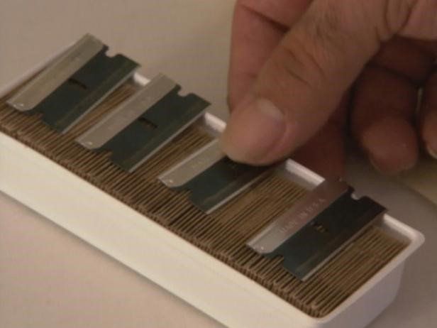 Preparing razors for cutting wallpaper