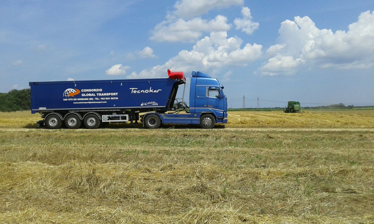 un camion con un rimorchio rosso