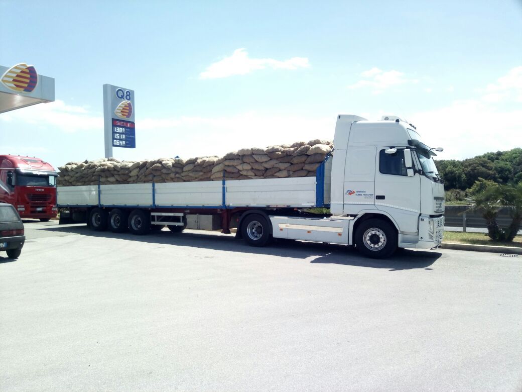 dei camion parcheggiati