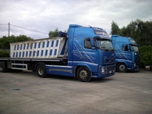 due tir di color blu