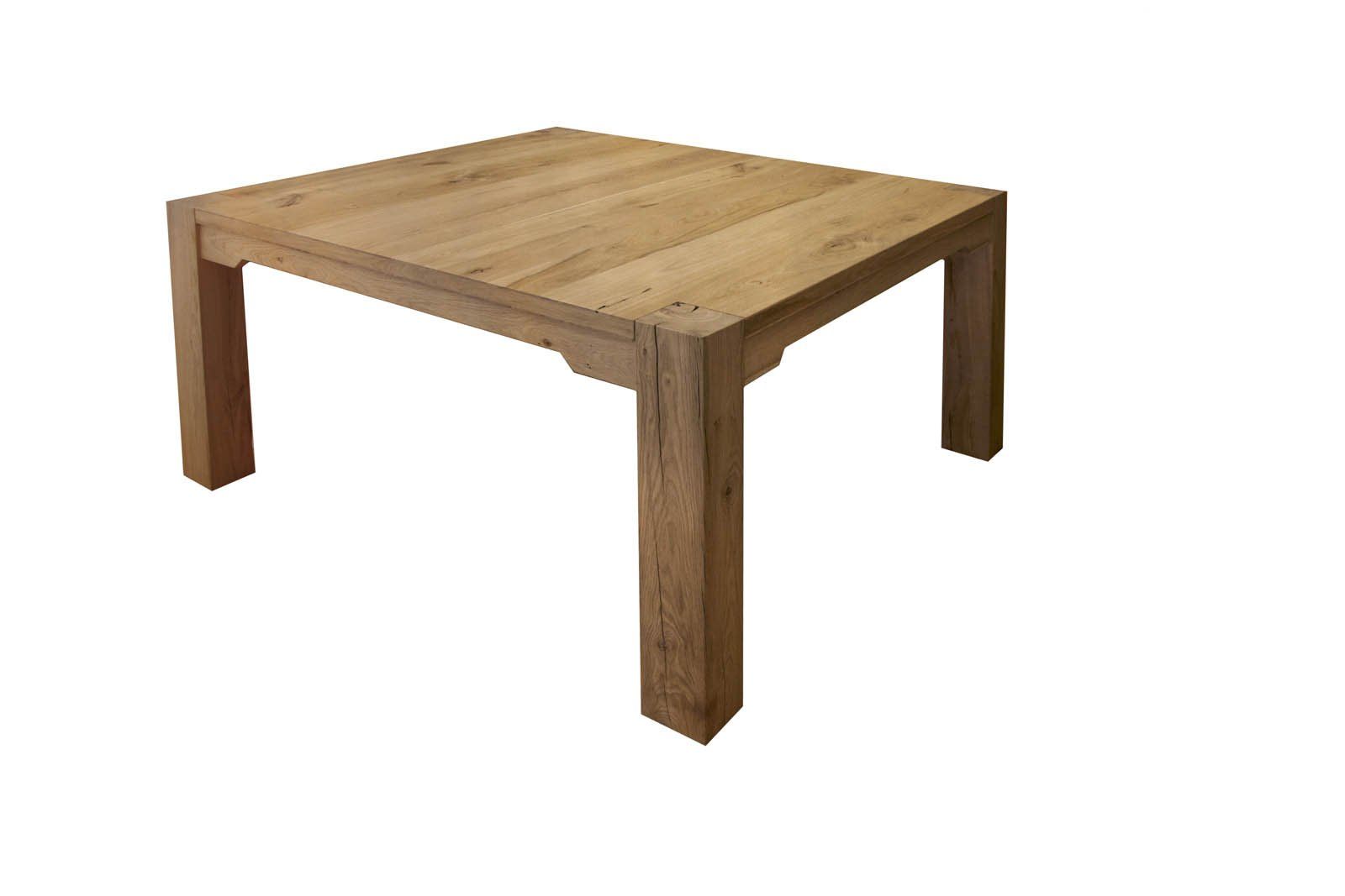 Un tavolino da caffè quadrato in legno rustico con quattro gambe spesse, su sfondo bianco.