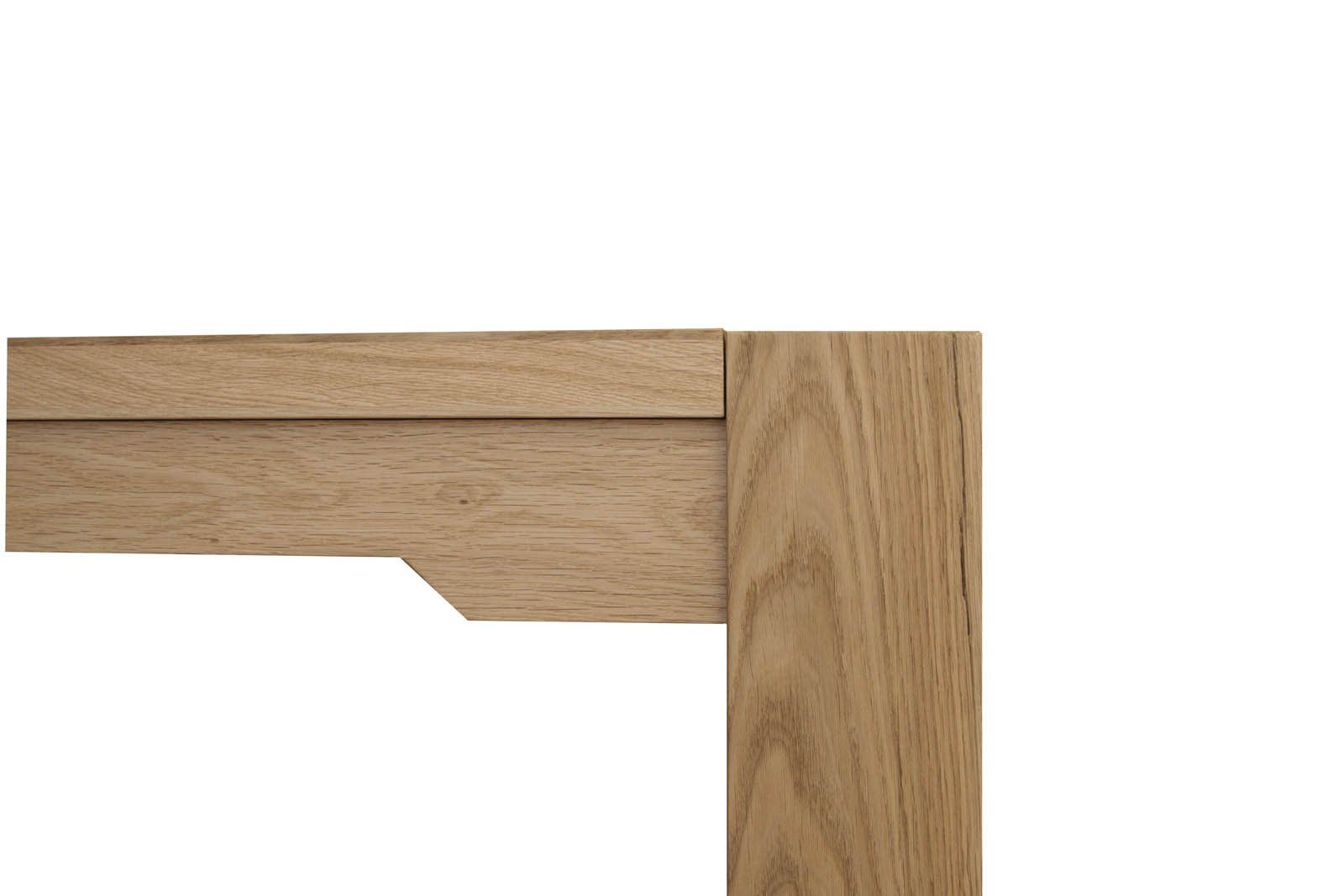 Vista ravvicinata di un giunto di un mobile in legno di quercia, che mostra una traversa orizzontale con una tacca che si collega a una gamba verticale.