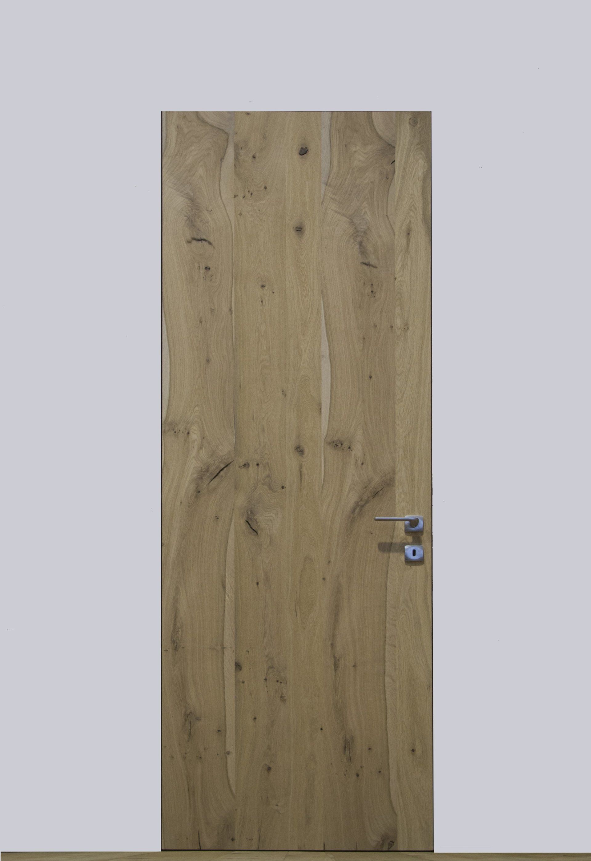 Una porta interna con finitura effetto legno e maniglia metallica minimalista, su uno sfondo grigio chiaro uniforme.