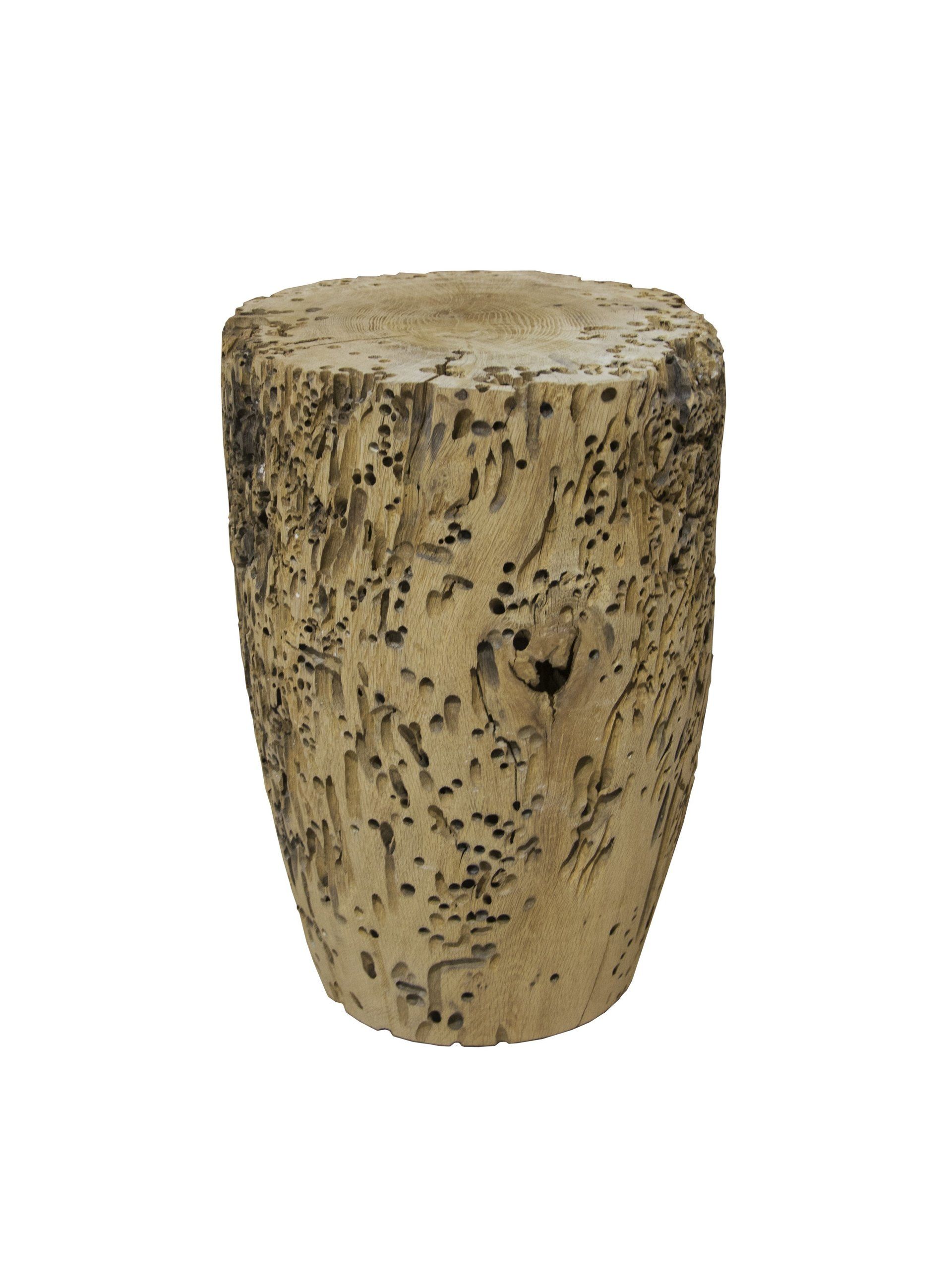 Uno sgabello cilindrico di colore beige, dalla superficie ruvida che ricorda il legno invecchiato, con un piano piatto.