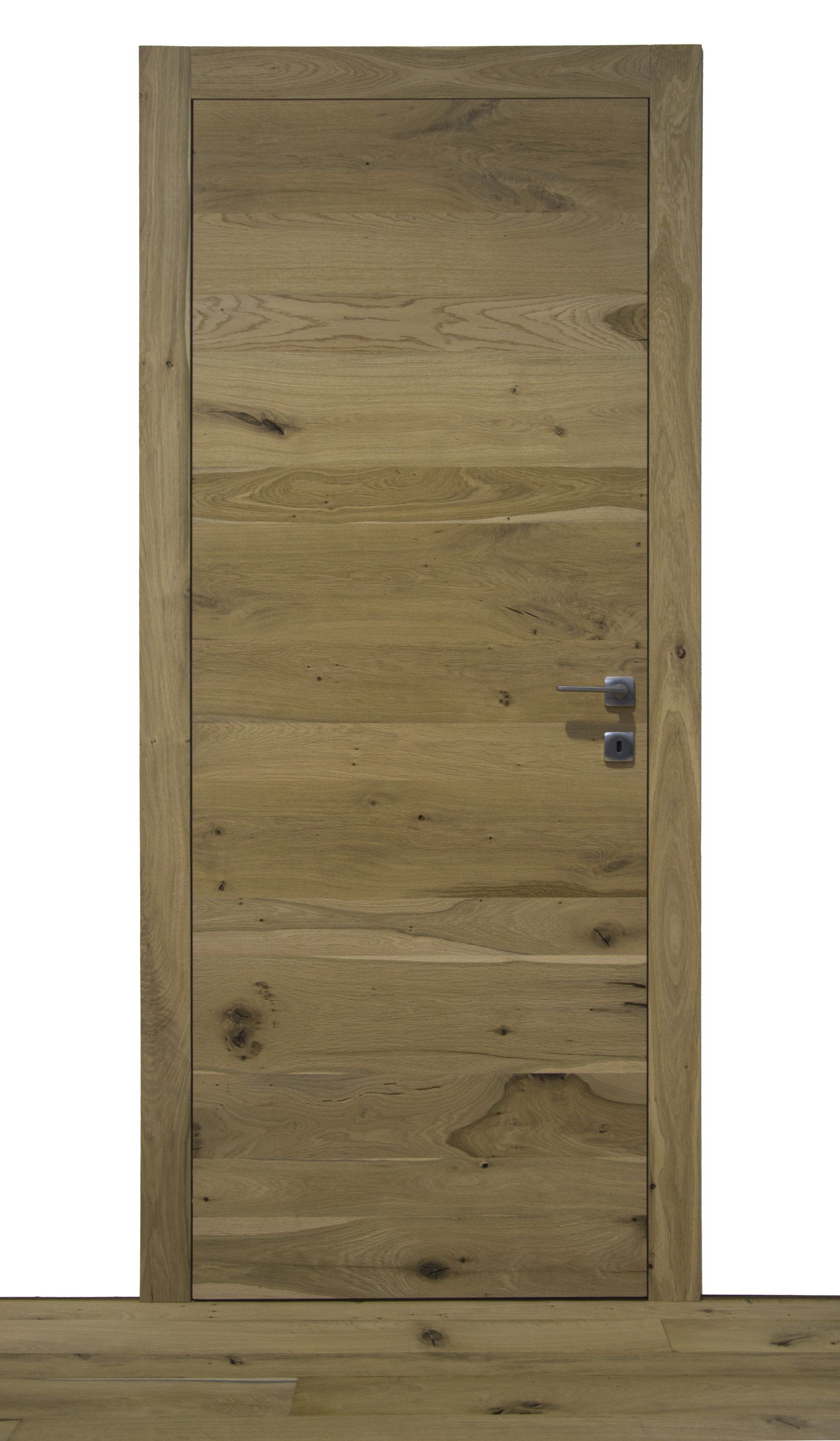 Una porta interna rustica in legno con venature orizzontali, texture naturale del legno e una semplice maniglia argentata.
