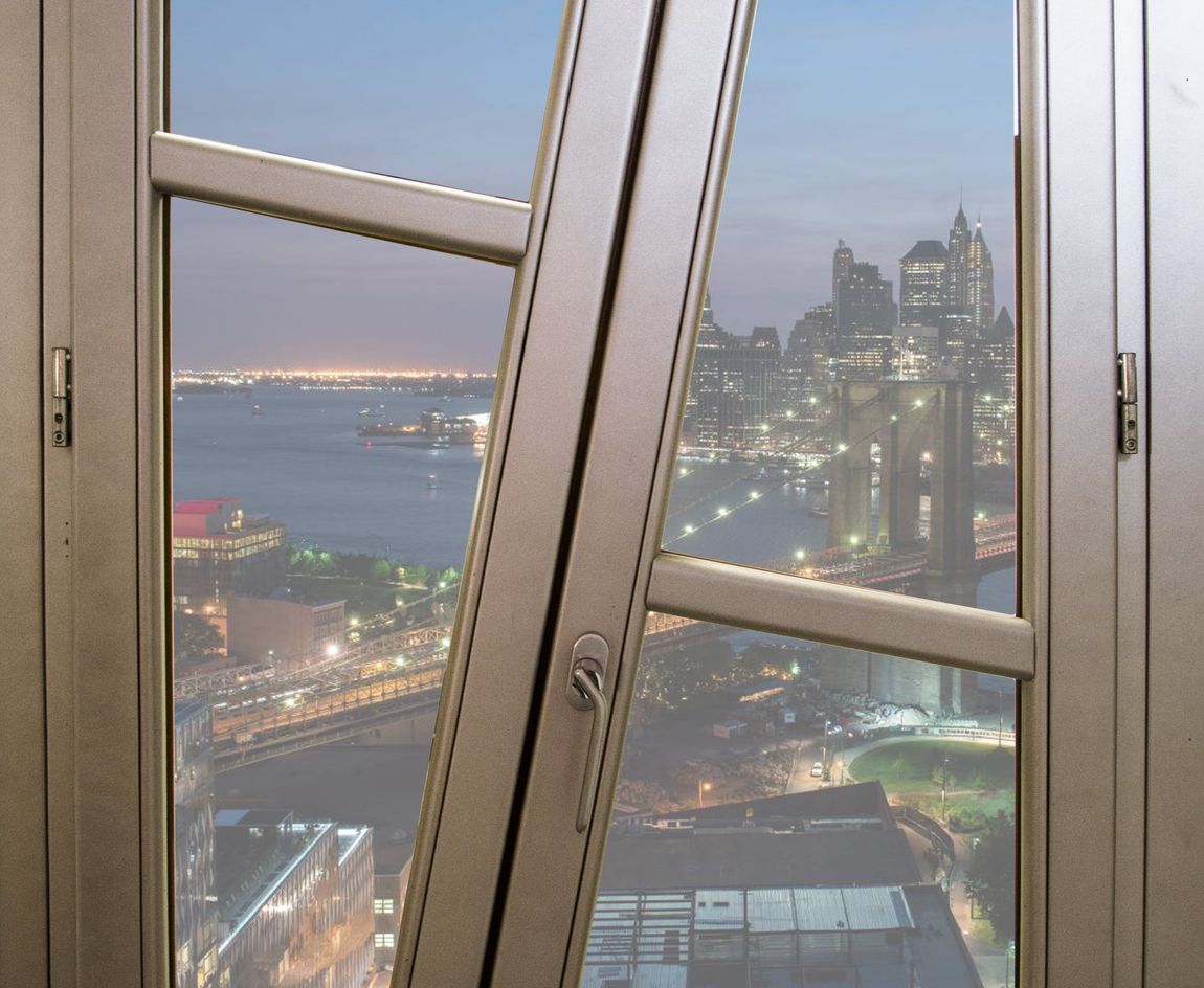 Una finestra con telaio metallico e design inclinato, crazy Window