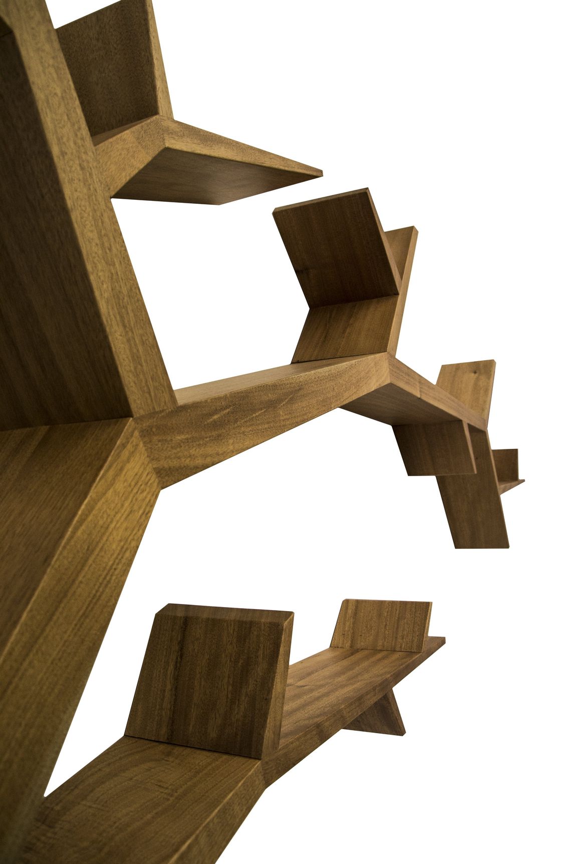 Libreria astratta a parete in legno, caratterizzata da un motivo geometrico ripetuto, angolare e ramificato.