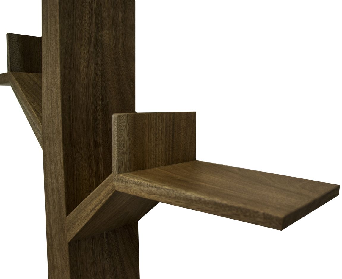 Una mensola a muro in legno scuro a forma di albero, caratterizzata da due ripiani orizzontali che si estendono da un pilastro verticale centrale.