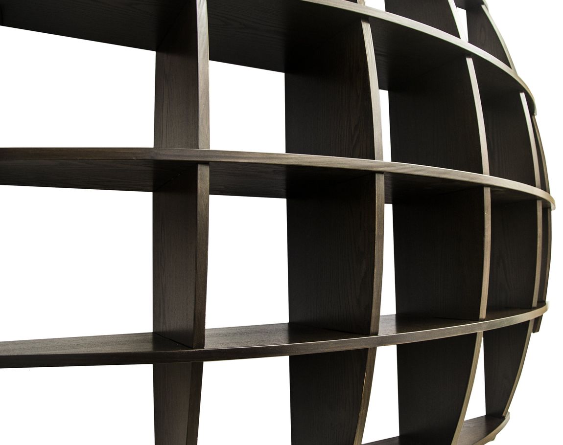 Una libreria sferica in legno scuro con ripiani curvi e intersecanti su sfondo bianco.