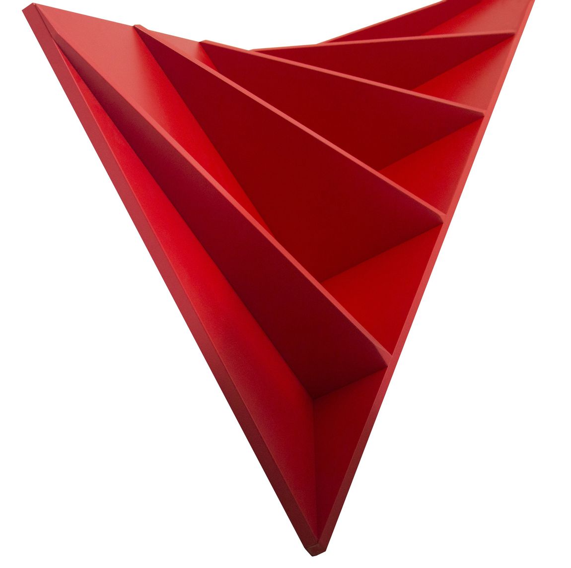 Un organizer o mensola da parete rosso di forma triangolare con cinque scomparti interni angolati disposti a ventaglio.