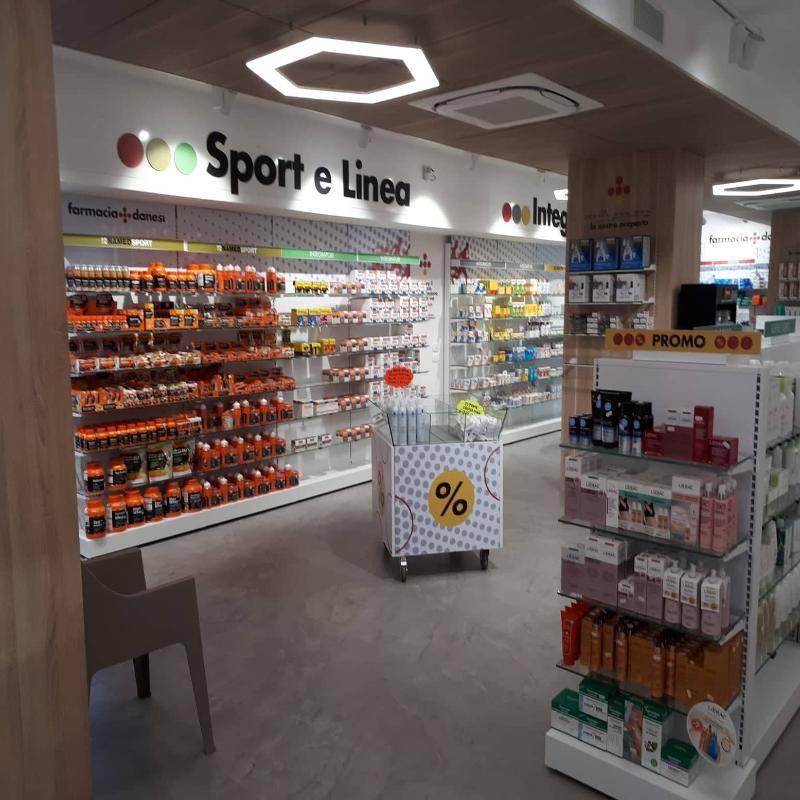 reparto integratori di una farmacia