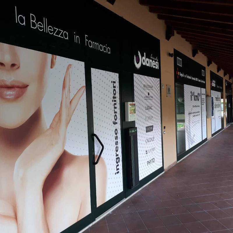 ingresso di una farmacia