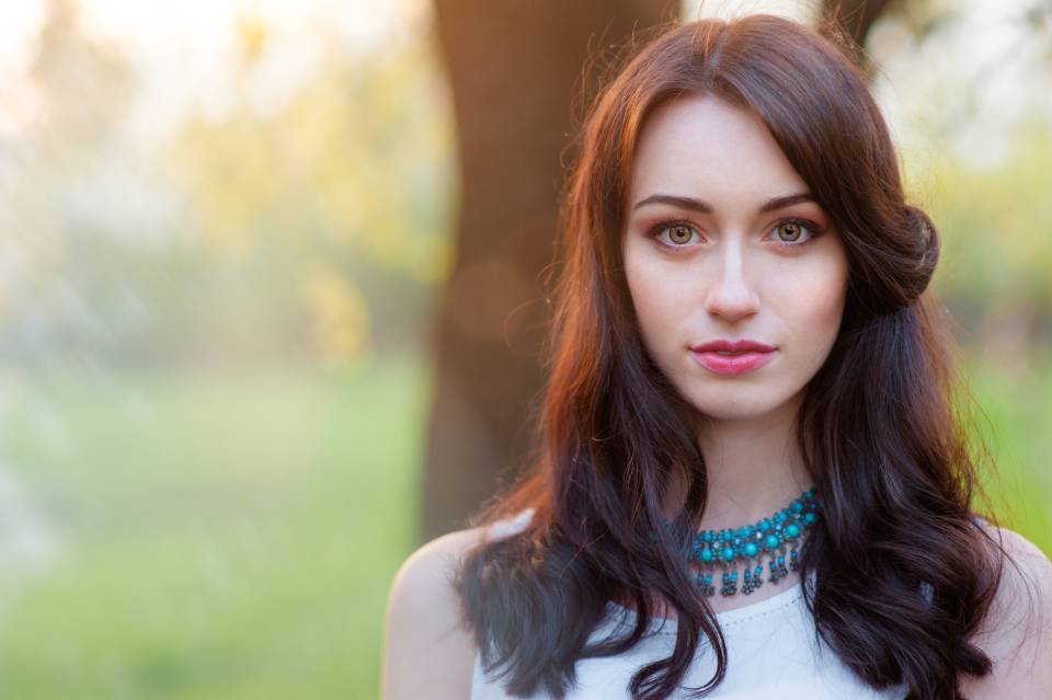 ragazza dopo trattamento estetico