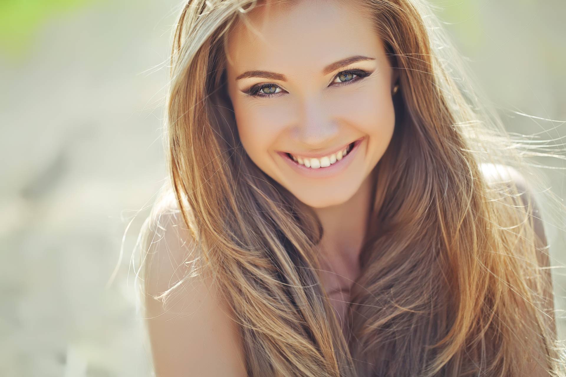ragazza con pelle luminosa e occhi truccati