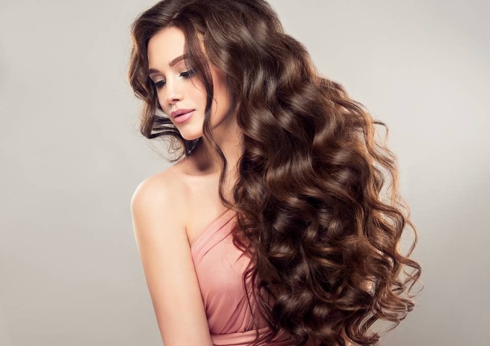 ragazza con capelli lunghi, folti e luminosi