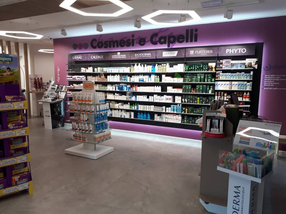 reparto cosmesi di una farmacia