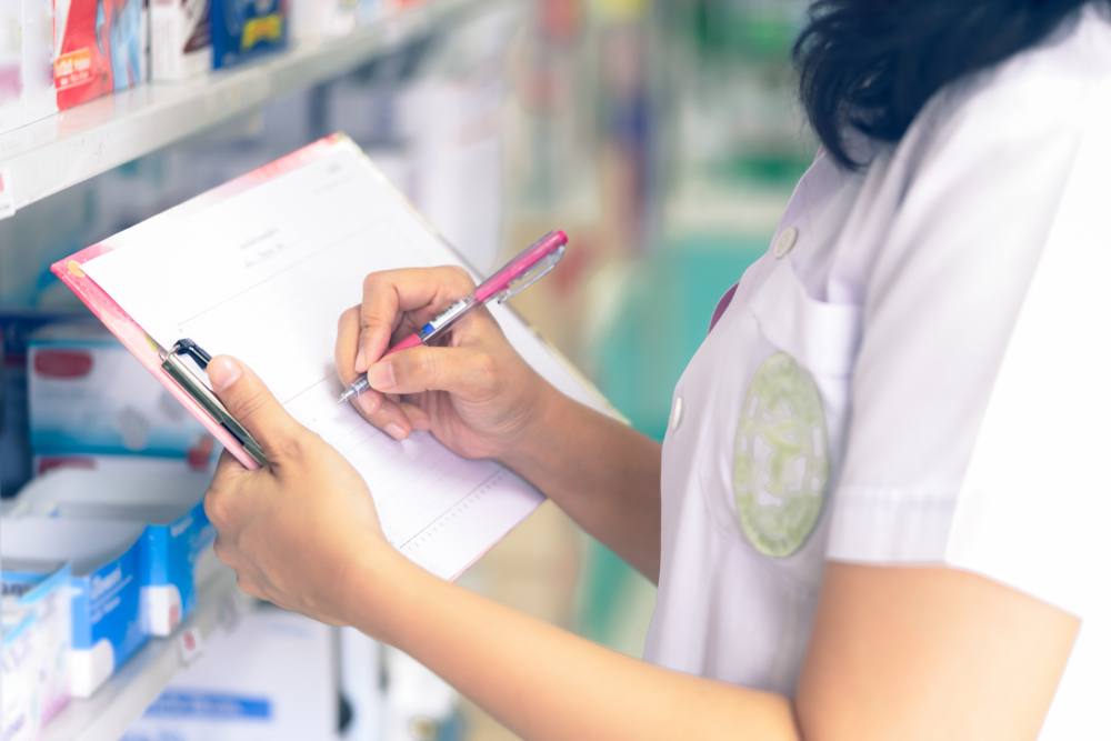 farmacista che compila un modulo