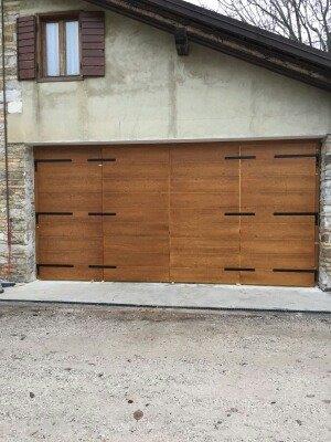 Portone di garage in legno