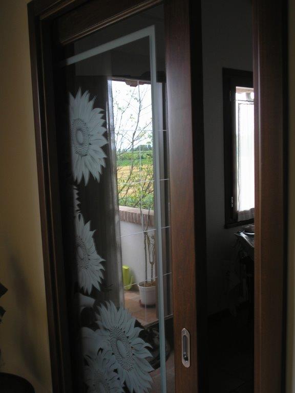 vetrata scorrevole con decorazione