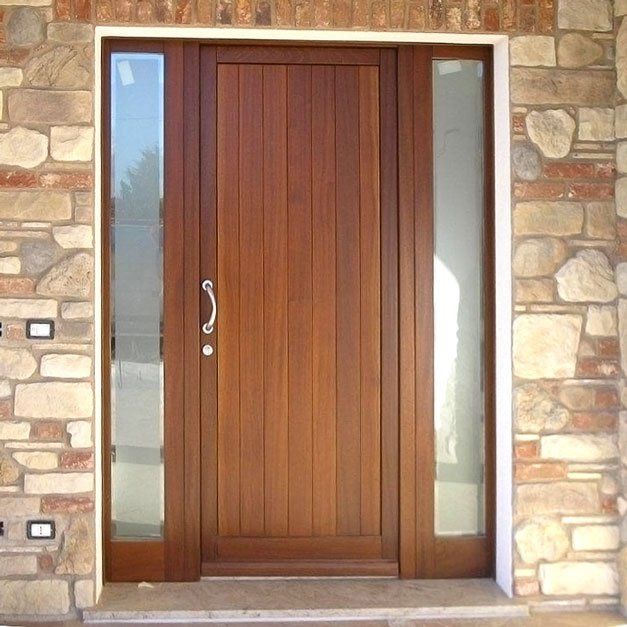 portoncino in legno con inserti laterali in legno