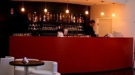 bancone bar all'interno di discoteca
