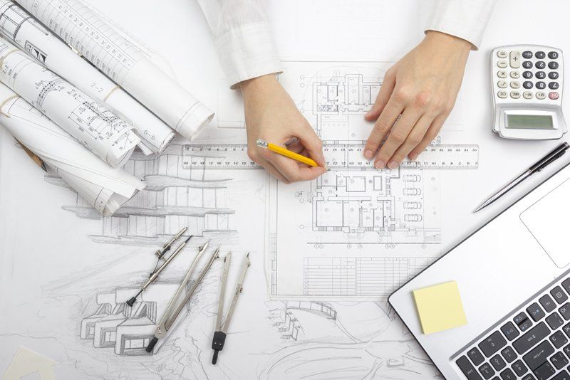 architetto durante studio di ambineti interni di edificio