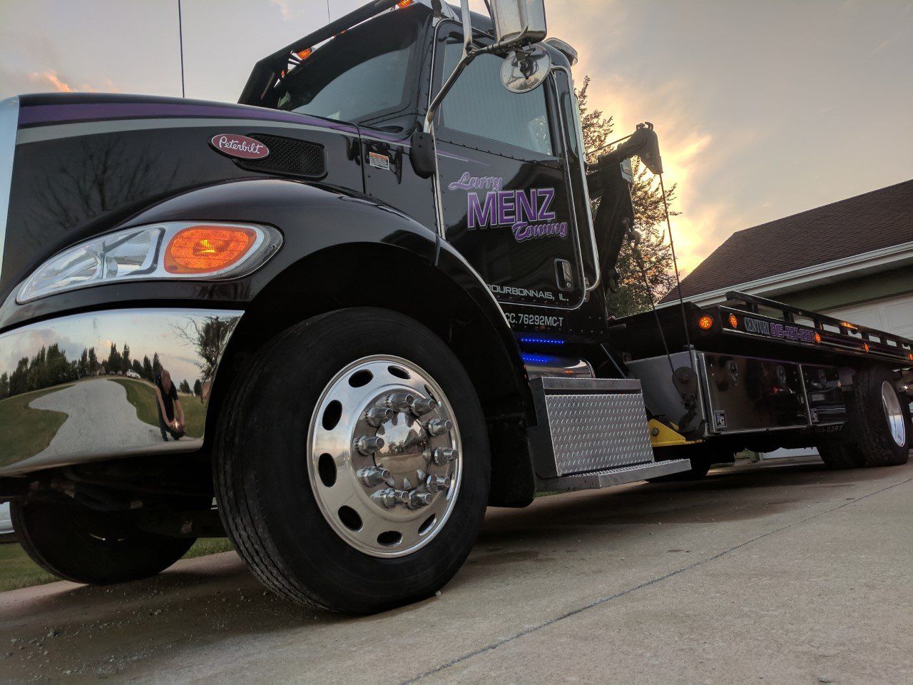 Close-up trailer hook — Trucks in Bourbannais, IL