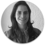 Stella Manzano | Formada em Publicidade na FAAP e Geografia pela USP. Sua paixão pela natureza física e humana explica sua escolha de cursos, aparentemente, tão distantes.  Atuou como estrategista de marcas  por 15 anos em algumas das principais agências de publicidade do país, como Fischer, Loducca, Ogilvy, Lowe e DM9DDB.  Teve a oportunidade de trabalhar para diversos segmentos e marcas: Telefônica, Net, Banco Itaú, Nokia, Sadia, Fanta, Comfort, Consul, Toyota, Harley Davidson, Bohemia, entre outras.  Em 2011 ganhou o prêmio Effie Award com o Itaú.  Em 2013,  fundou o LoCurioso Research and Strategy, trazendo sua experiência em planejamento de comunicação para o estudo de comportamento de consumo e do relacionamento das pessoas com marcas, produtos, serviços e comunicação.  Stella também é professora no Planning Academy - o curso de treinamento profissional do Grupo de Planejamento, em parceria com a Sandbox – Escola de Estratégia.