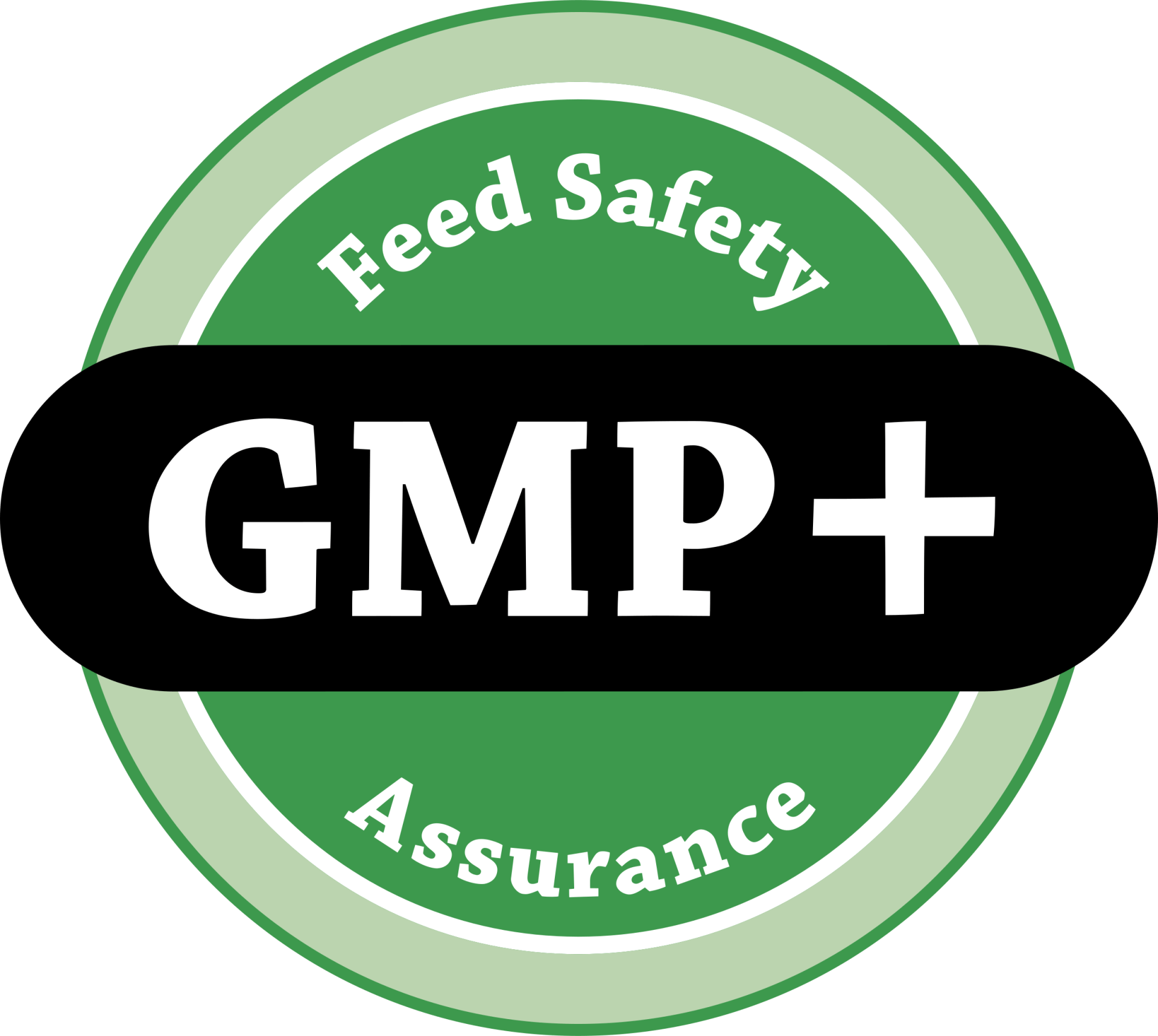 Groen GMP+ Feed Safety Assurance-logo met een zwarte middenbalk en witte tekst.