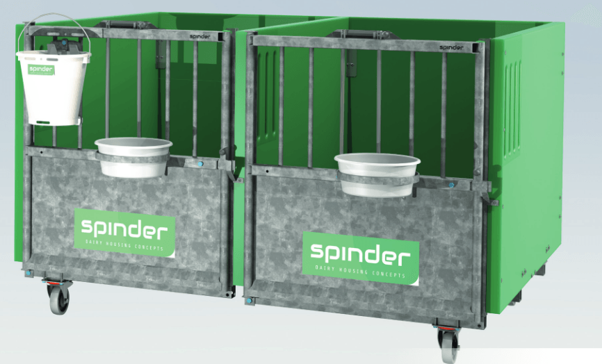 Twee groene Spider industriële containers met trechters aan de voorzijde en zwenkwielen.