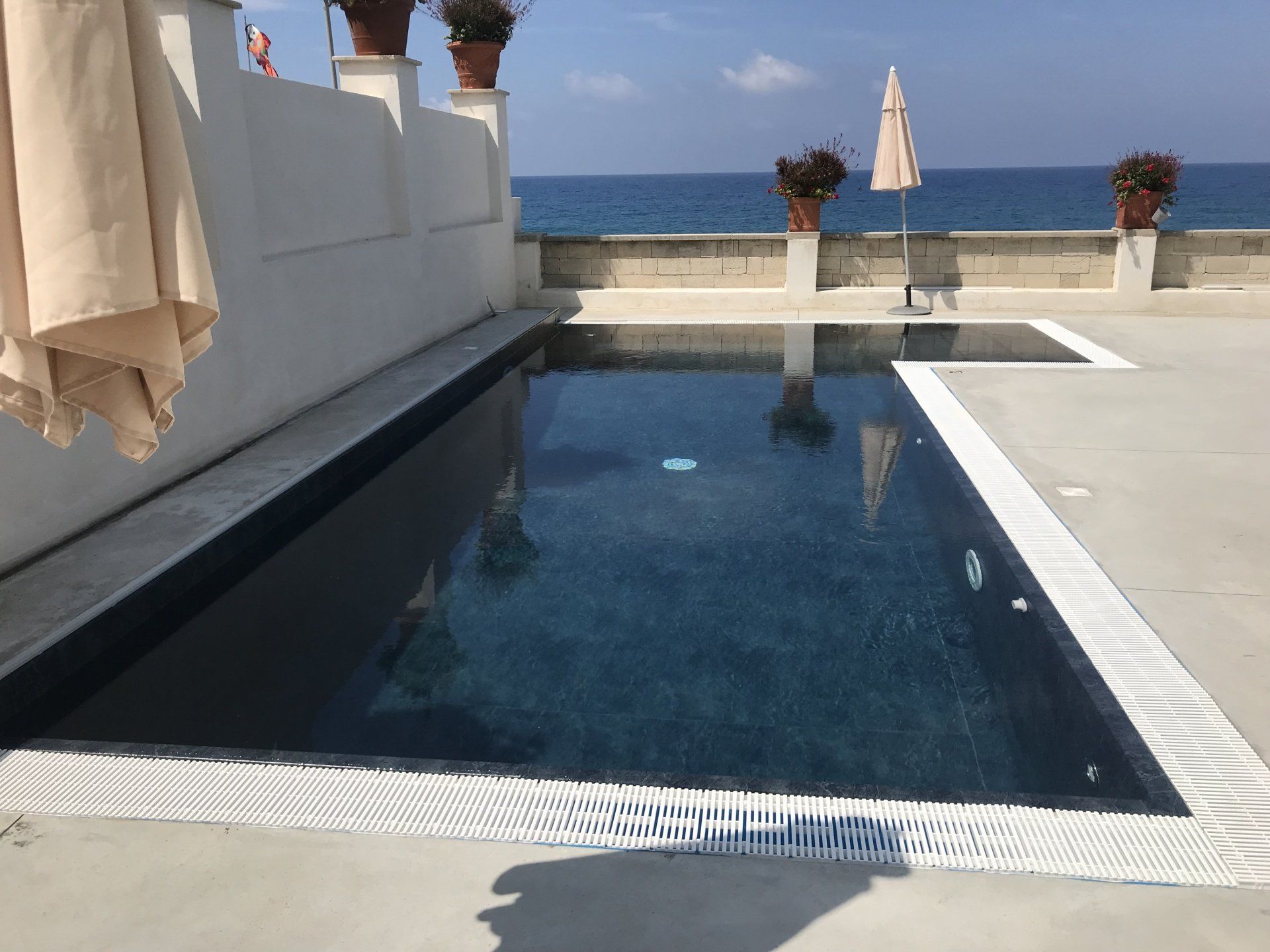 Vista a bordo piscina con due vasche rettangolari, affacciate sull'oceano.