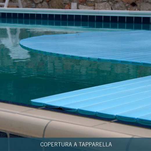 Copertura retrattile blu per piscina parzialmente aperta, appoggiata sul bordo della piscina.