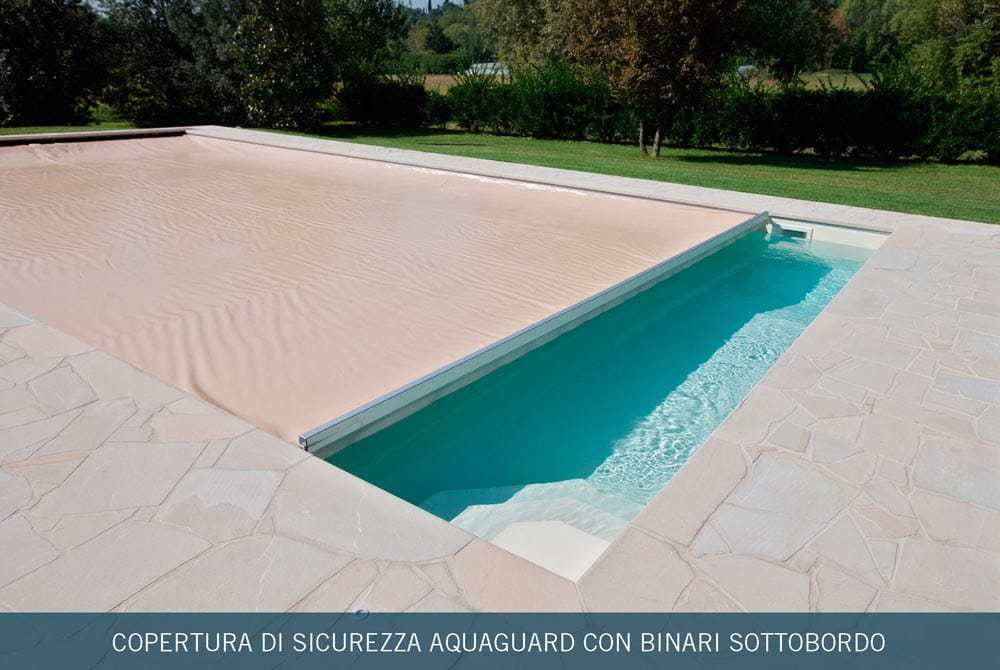 Piscina rettangolare con copertura beige parzialmente retratta, rivestimento in pietra.