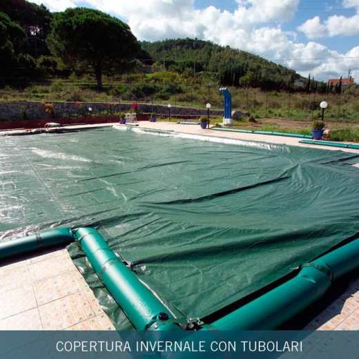 Copertura invernale verde per piscina con tubi, all'aperto.