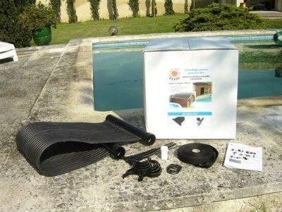 Kit di copertura per piscina con accessori su un patio, accanto a una piscina.