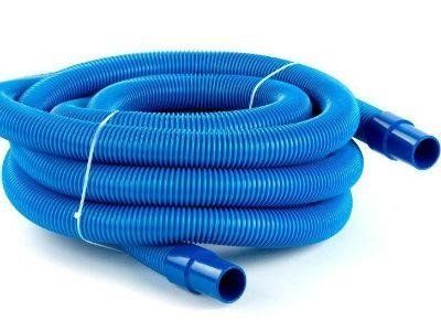 Tubo flessibile per aspirapolvere per piscina blu, arrotolato e ondulato, con estremità di collegamento blu scuro.