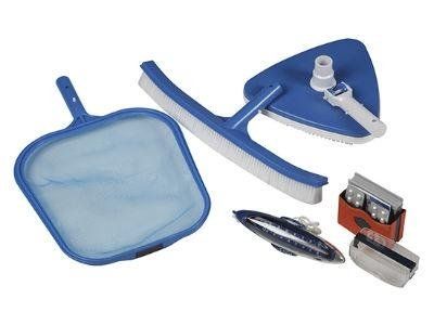 Strumenti per la pulizia della piscina blu: skimmer, spazzola, testa di aspirazione, kit di prova e termometro galleggiante.