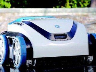 Robot pulitore per piscina bianco e blu con ruote che pulisce una piscina.
