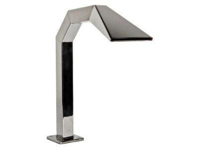 Lampada da esterno moderna e geometrica, color argento, dalla forma curva con testa triangolare.