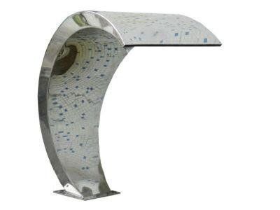 Fontana curva in acciaio inox con cascata d'acqua dall'alto.
